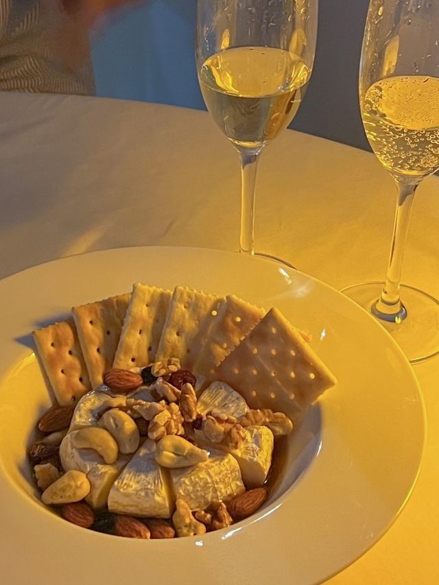 낮에는 카페, 밤엔 아늑한 와인바로 변신하는 비뉴🍷