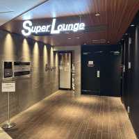 新千歳空港。目の前に滑走路が広がる空港ラウンジ『新千歳空港 スーパーラウンジ』