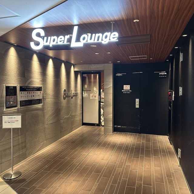 新千歳空港。目の前に滑走路が広がる空港ラウンジ『新千歳空港 スーパーラウンジ』