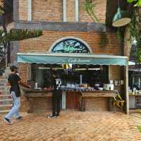 Cafe Laura Bar and Restaurant-หินกอง