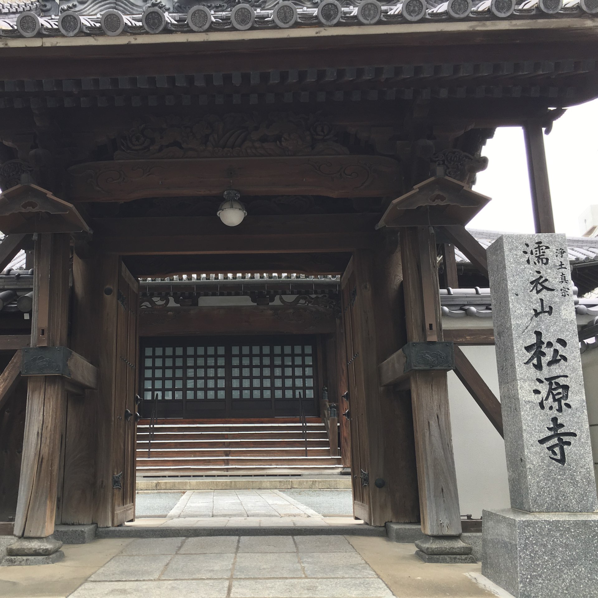 綺麗な花壇とシンプルな境内【松源寺】 | Trip.com 福岡