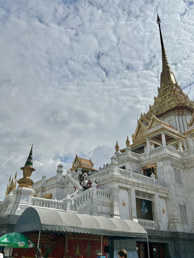 สักการะพระพุทธรูปใจกลางเมือง ณ วัดไตรมิตรฯ