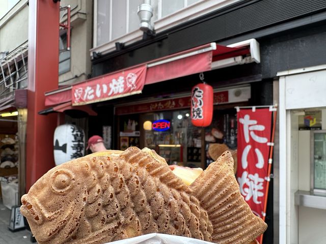 東京・浅草。奥山おまいりまち商店街入口『江戸たい焼き浅草本店』のたい焼き