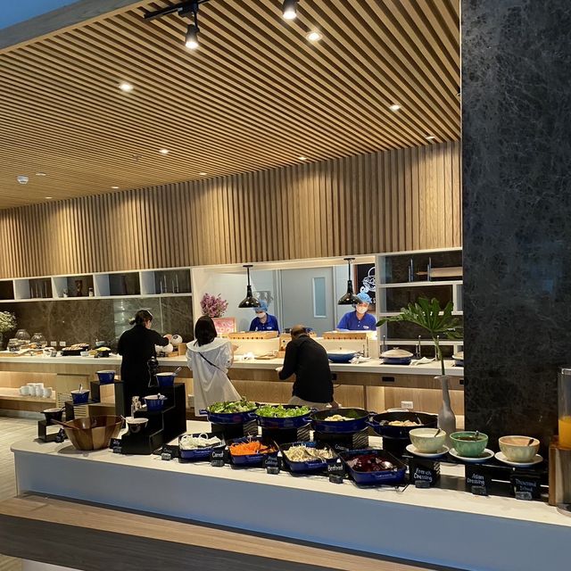 Breakfast at EAT OZO นอร์ธพัทยา 🥗🥪🥞🍳☕️