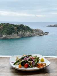 和歌山観光名所の橋杭岩&海を見下ろすカフェでランチ