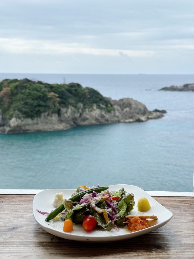 和歌山観光名所の橋杭岩&海を見下ろすカフェでランチ