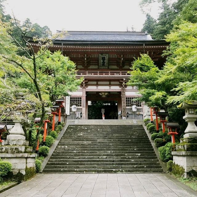 京都叡山電車線上的鞍馬寺和鞍馬天狗