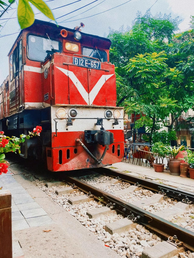 【ハノイ🇻🇳】日本じゃありえない!目の前を電車が通過するトレインストリート🚃 【ハノイ🇻🇳】日本じゃありえない!目の前を電車が通過するトレインストリート🚃
