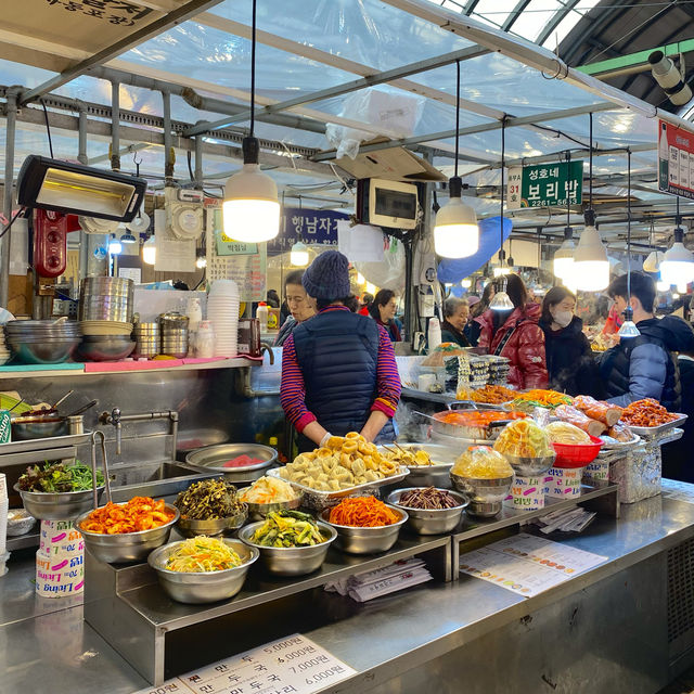 Trying some food at Gwangjang Market 🇰🇷