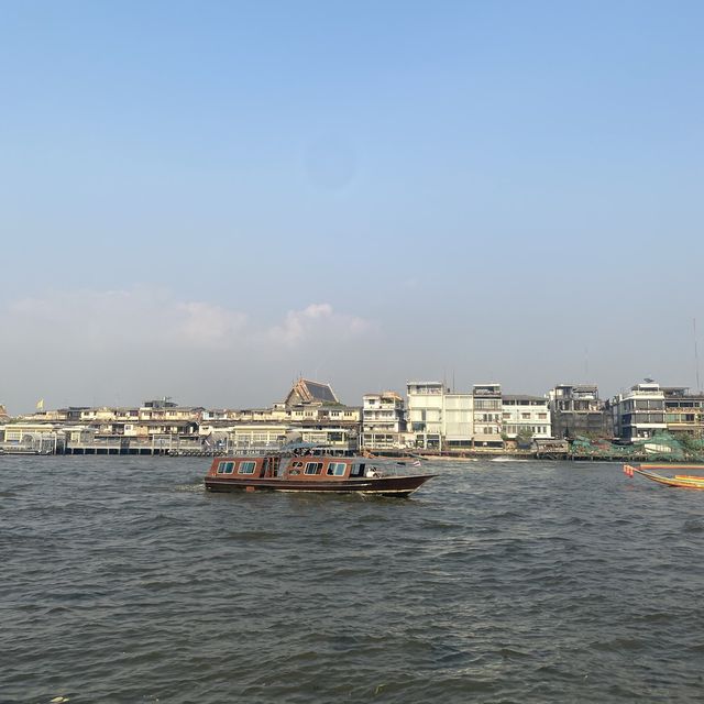 นั่งเรือชมบรรยากาศที่วัดอรุณฯ