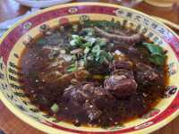 澎湖美食-牛肉麵-兩個番茄