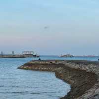 澳門西灣湖廣場：海景長堤，藍天白雲