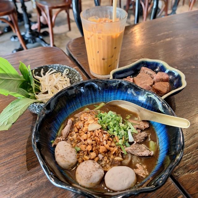 Thong Smith Ari: Thai Boat Noodle