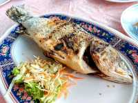ร้านอาหารทะเลวิวดีริมหาดบ้านอำเภอ