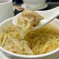 【香港・銅鑼湾】ミシュラン一つ星の老舗のお粥と麺類の専門店「何洪記粥麵專家」