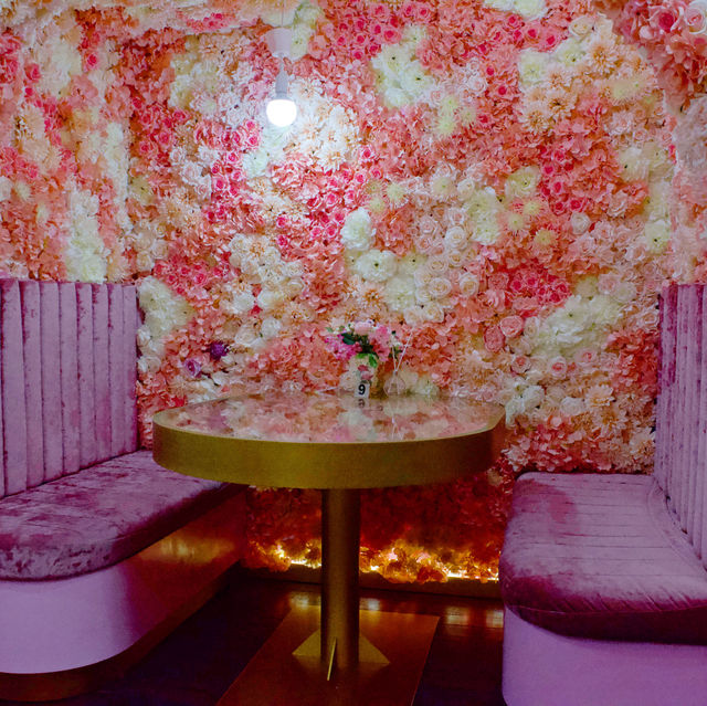 คาเฟ่ที่ตกแต่งดอกไม้ทั้งร้านสีสันสวยงามมากภูเก็ต คาเฟ่ที่ตกแต่งดอกไม้ทั้งร้านสีสันสวยงามมากภูเก็ต