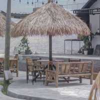 WARUNK BASTIAN | WITH A SEMI INDOOR AND OUTDOOR CONCEPT WITH A VIEW OF THE RICE FIELDS
