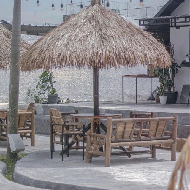WARUNK BASTIAN | WITH A SEMI INDOOR AND OUTDOOR CONCEPT WITH A VIEW OF THE RICE FIELDS