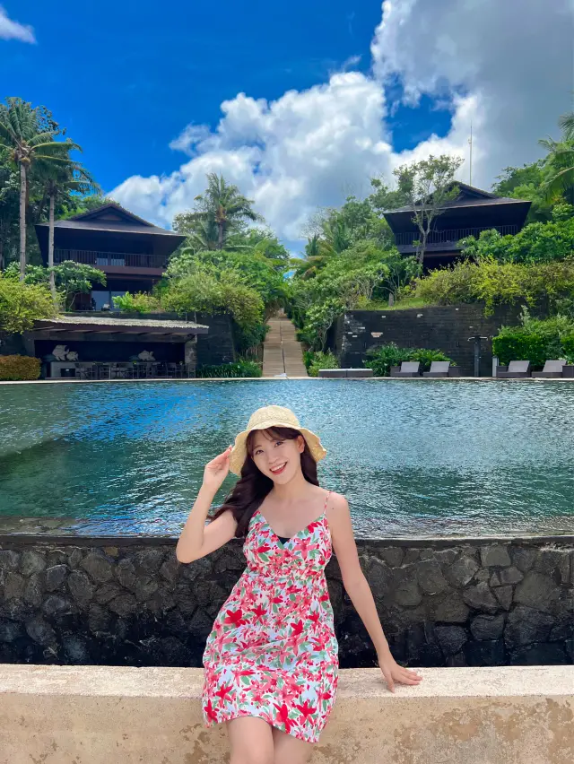 在寬敞的游泳池裡游泳度過美好的一天