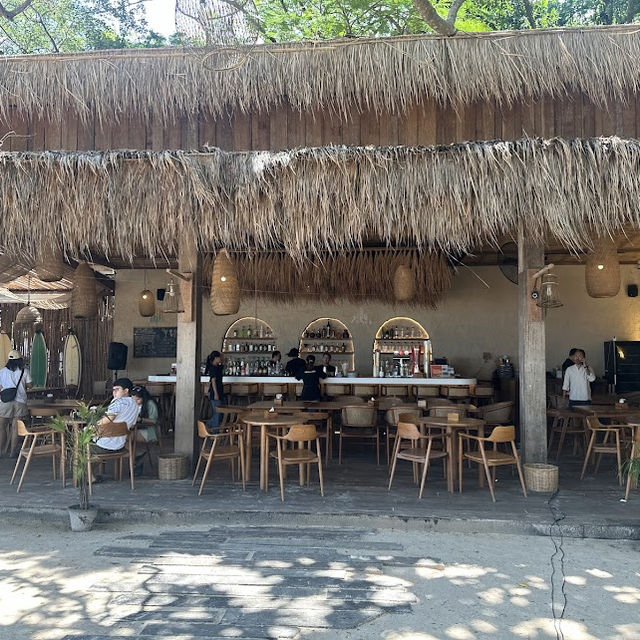 📍 She Sails Cafe & Beach Club 
