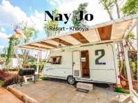 นอนรถบ้านสไตล์ glamping เขาใหญ่