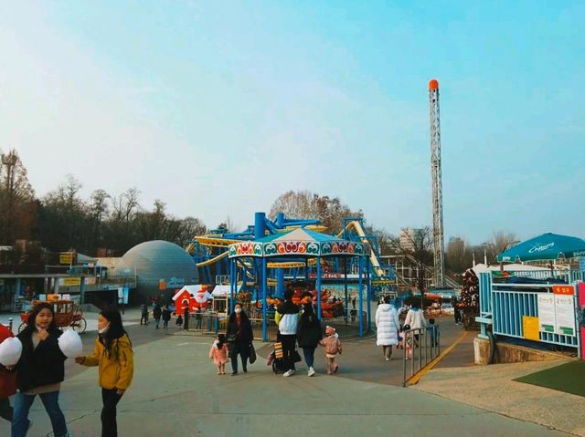 非常大充滿樂趣的遊樂場