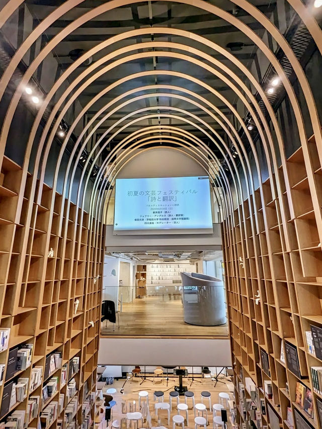 沒有想過吧！圖書館裏竟然可以拍出這樣的美照😆