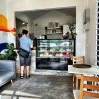 Small cafe only open in weekend 