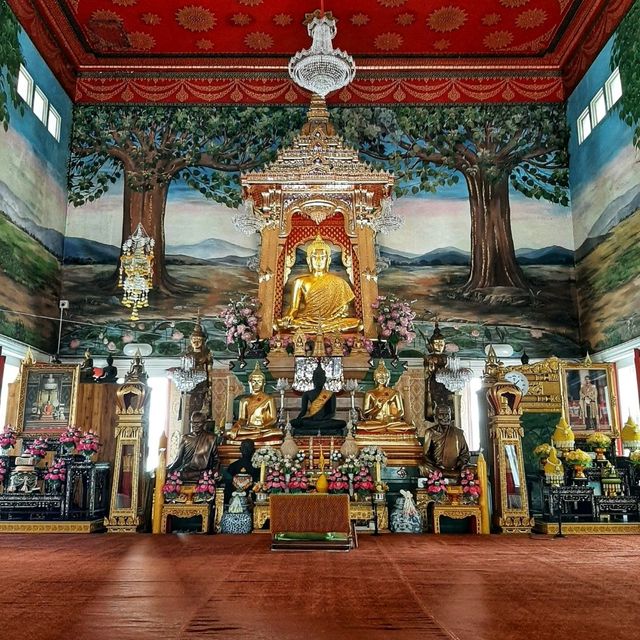 สักการะสิ่งศักดิ์สิทธิ์มากมาย ณ วัดธาตุทอง