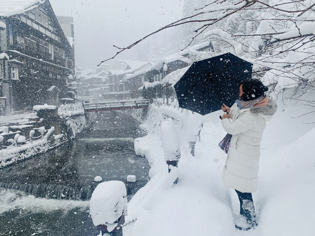 《銀山温泉》趣深い温泉街と雪景色