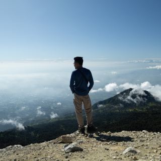 阿朱諾火山的鄰居