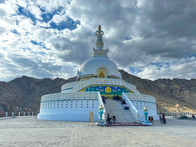 Shanti Stupa โบสถ์ใกล้เลห์ที่คนนิยมมาดูวิวเมืองเลห์
