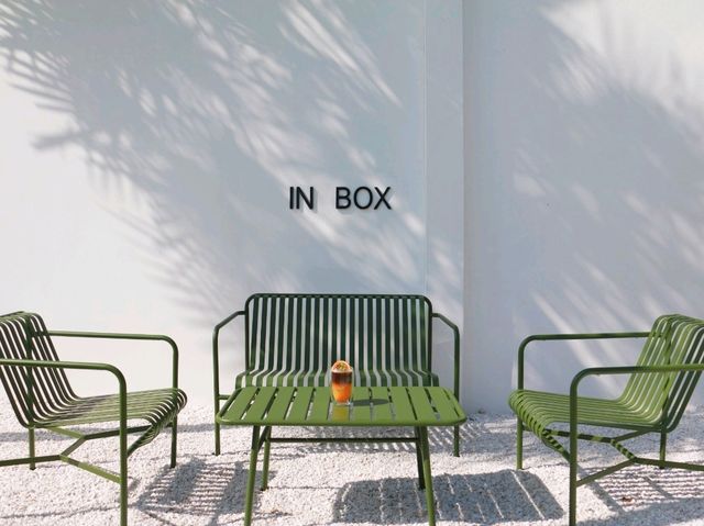 คาเฟ่มินิมอลสีขาวที่ Inbox cafe