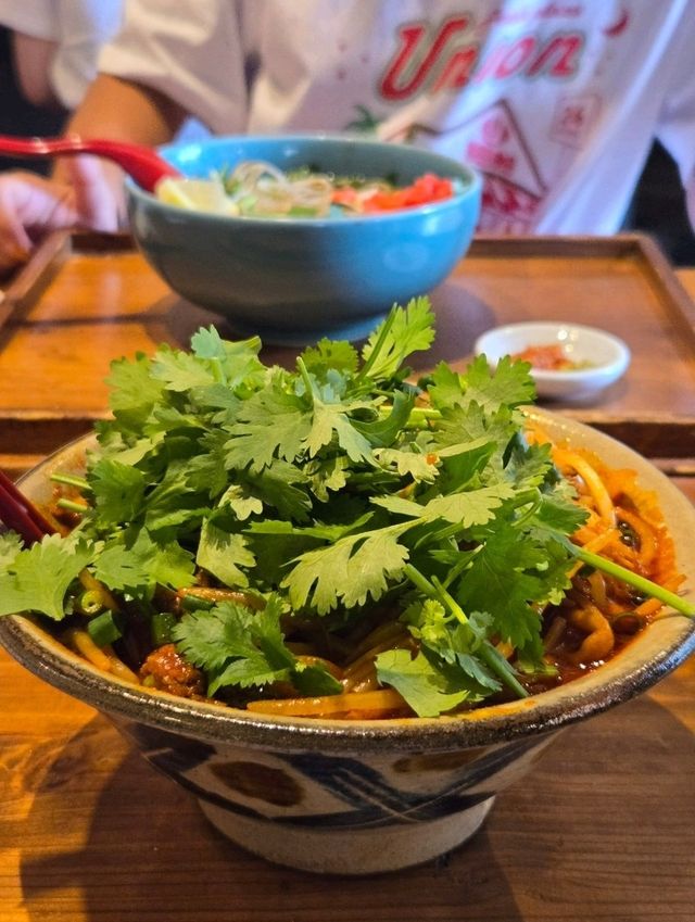 那覇の人気創作沖縄そば店