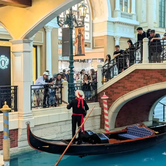 🚣‍♂️ 貢多拉之旅：探索澳門威尼斯人水城嘅獨特魅力！