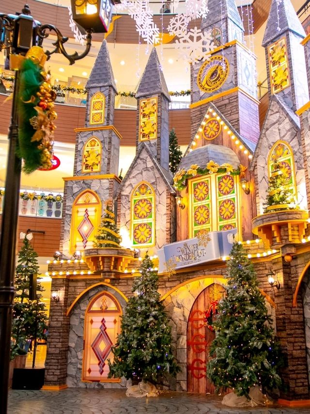 A Magical Christmas at Gurney Plaza: A Castle in the Jungle