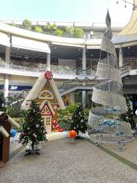 ถ่ายรูปต้นคริสต์มาสสุดชิคที่ K Village