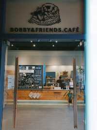 《BOBBY & FRIENDS. CAFE 巴比咖啡》— 輕食舒心的一角，簡單卻讓人滿足