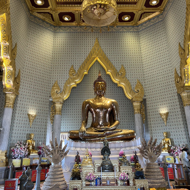 วัดไตรมิตรวิทยารามวรวิหาร • กรุงเทพมหานคร