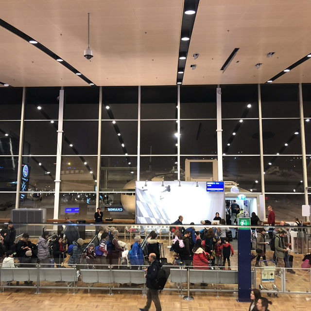 깨끗하고 군더더기 없는 헬싱키 공항