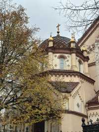 Let’s uncover the greatness in these pink churches in Vilnius