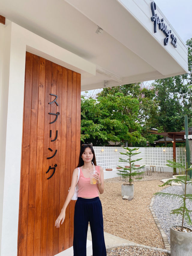 คาเฟ่สุดปัง Spring 22 🥐💕ใกล้ตลาดน้ำดำเนินสะดวก 