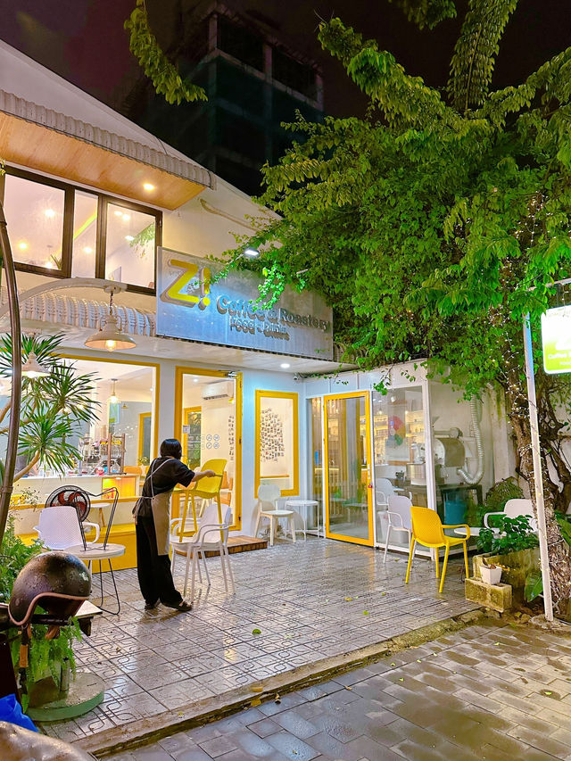 화이트톤의 감성적인 다닝 미케비치 카페