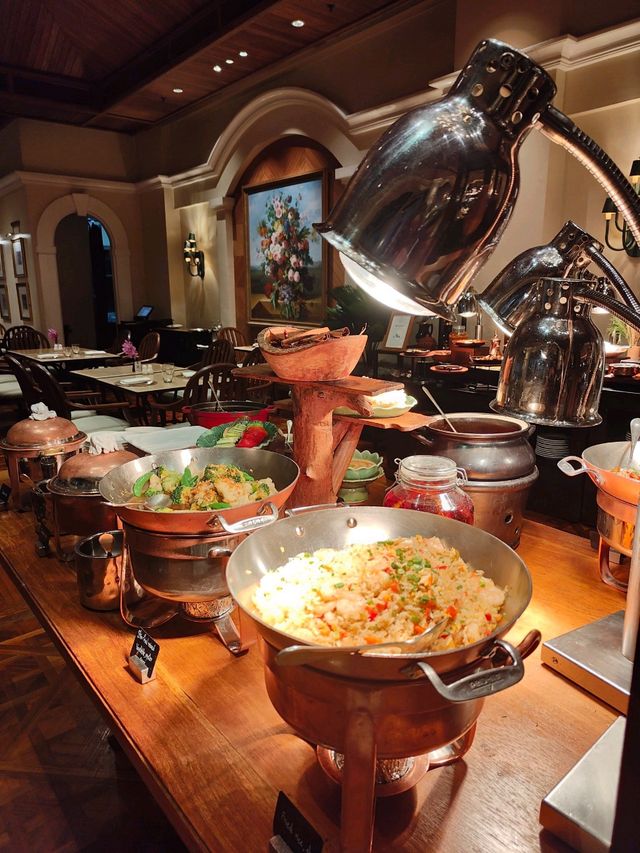 นบุฟเฟ่มื้อค่ำที่ห้องอาหาร The Dining Room