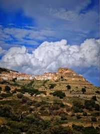 Ares del Maestre 鎮坐落在一座岩石山頂上，地理位置優越，俯瞰著 El Maestrazgo 地區美麗而崎嶇的景觀