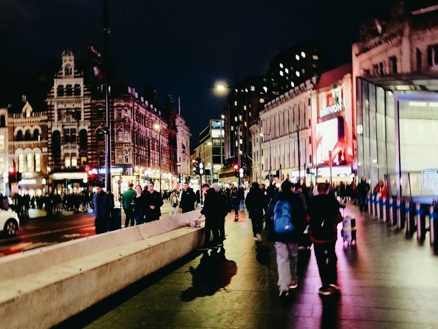 🎭 英國萊斯特廣場：倫敦的戲劇與娛樂中心