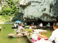 ล่องเรือกลางหุบเขา สัมผัสเสน่ห์ธรรมชาติที่ Tam Coc