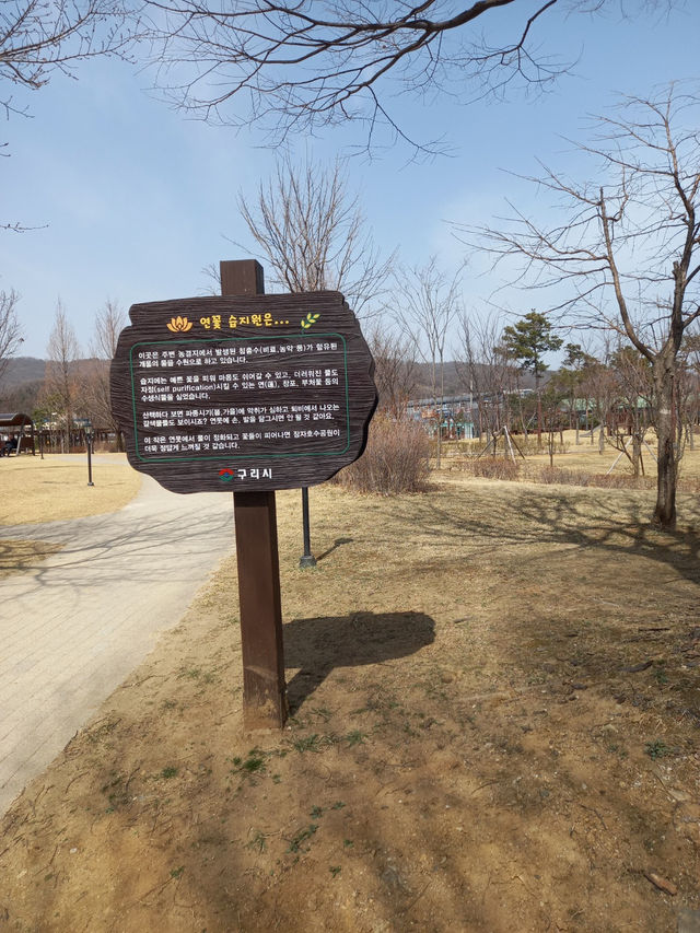 호수를 바라보며 쉬어 가기 좋은 곳