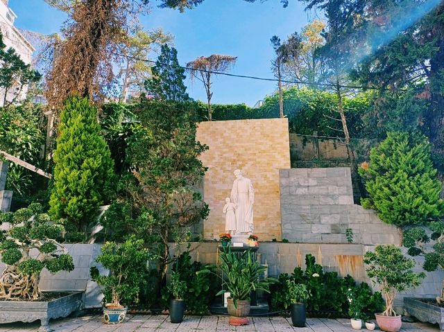 越難大叻春香湖畔著名景點：Đà Lạt Bishop Mission，湖邊歐式雕像和建築，適合打卡拍照📸