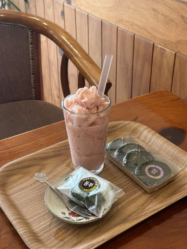 무심천 벚꽃길 따라 즐기는 전통의 맛, 모시칼국수와 모시떡카페 모시로🌸🤍